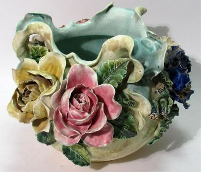 null Important cache-pot en faïence italienne à décor en relief de fleurs bleus et...