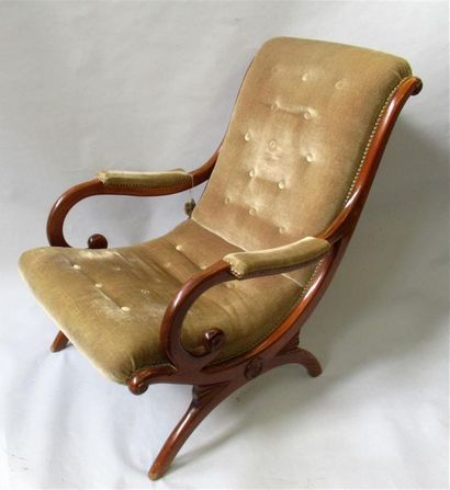 null Paire de fauteuils en bois verni de style anglais garnis de velours capitonné...