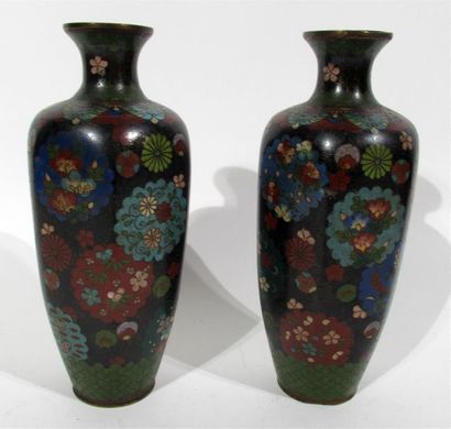 null Paire de vases soliflores en bronze à décor émaillé et cloisonné de fleurs polychromes...