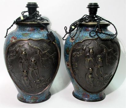 null Paire de vases en bronze et émaux champlevés, Japon, première moitié du XXème...
