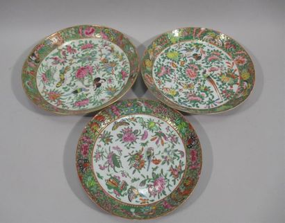 null CANTON - Suite de trois assiettes en porcelaine à décor de papillons et de fleurs...