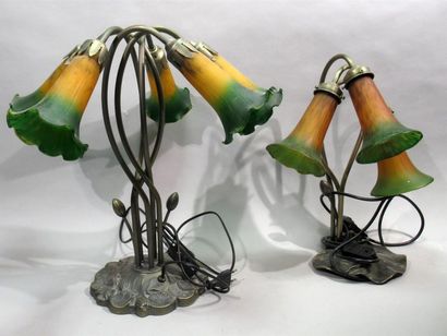 null Réunion de deux lampes à tulipes en verre orange et verte, piètements à décor...