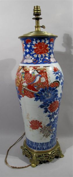 null JAPON
Vase balustre monté en lampe en porcelaine à décor imari de fleurs et...