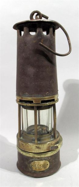null LAMPE DE MINEUR avec plaque numérotée 1495 et son verre en cristal Baccarat.
(Etat...