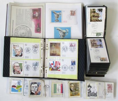 null REUNION DE 698 enveloppes et timbres premiers jours français.