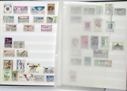 null Lot de timbres étrangers neufs et oblitérés, contenus dans 6 classeurs.