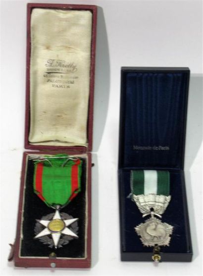 null Réunion de deux médailles comprenant le mérite agricole de 1883 (accident à...