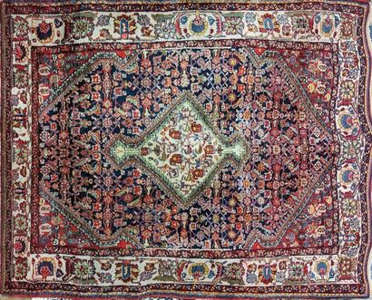 null IRAN, Jozan
Tapis en laine à décor central d'un médaillon losangique, motif...