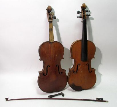 null Réunion de deux violons d'étude (incomplet) et un archet (sans cordes)

