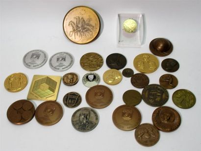 null Lot d'une trentaine de médailles en bronze et métal, certaines commémorativ...