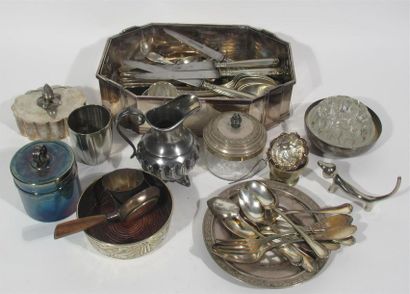 null Ensemble d'objets en métal argenté dont partie de ménagère ERCUIS, GALLIA comprenant :...