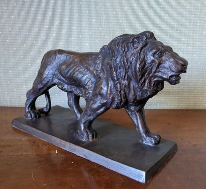 null Anonyme, XXe siècle
"Lion marchant"
Bronze à patine brun nuancé
13 x 20 x 8...