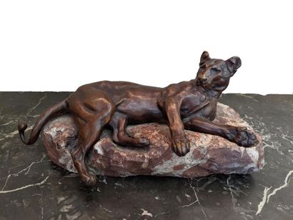 null Anonymous, 20th century
"Lying Lioness"
Bronze with brown-green patina, on a...