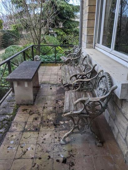 null MOBILIER DE JARDIN (1 banc, 2 fauteuils) en fonte moulée laquée gris à décor...