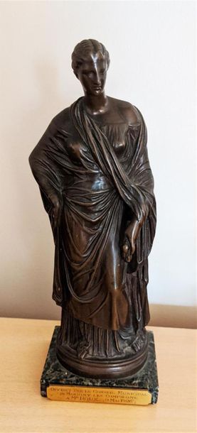 null Statuette en bronze à patine brune représentant une femme drapée à l'antique
Fonte...