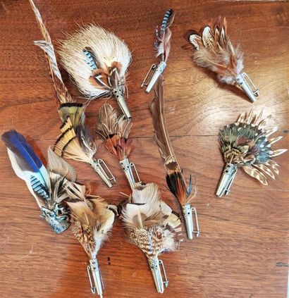null Set of 10 feather-decorated metal lapel clips
