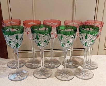 null BACCARAT
Suites du 9 verres à vin en cristal de couleur doublé rouge et vert
Cachet...