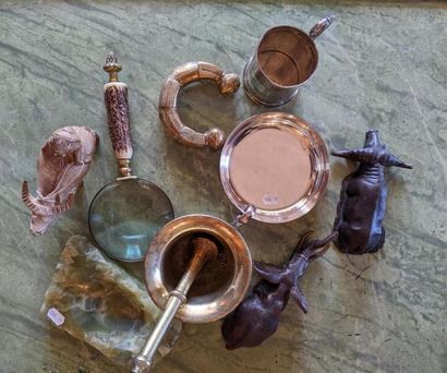 null LOT of trinkets including: small English silver mug (120g approx.); wine taster...