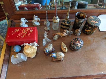 null Lot of various trinkets including two cardboard boxes, a horn cup, three bottles,...