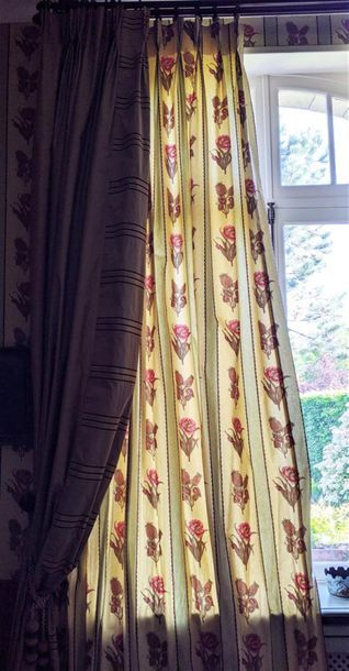 null Deux paires de rideaux en coton et soie, avec leurs embrases H. 300cm envir...