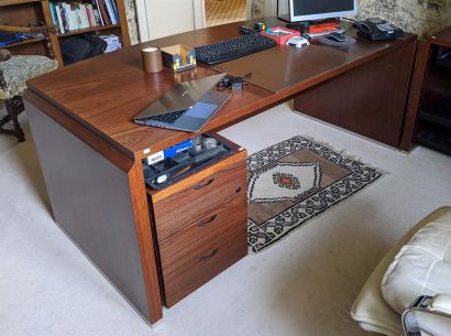 null Mobilier de bureau en stratifié bois : bureau plat avec retour, caisson à trois...