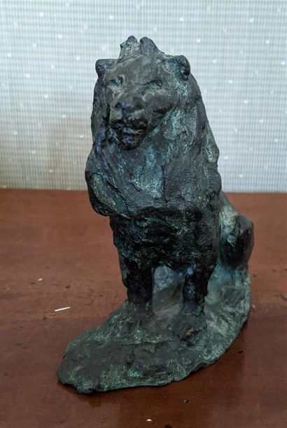 null Anonyme, XXe siècle
"Lion assis"
Bronze à patine verte
Haut : 12 cm