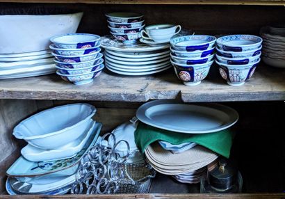 null Ensemble de vaisselles dépareillées comprenant notamment des plats de service...