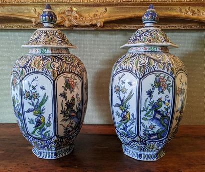 null Pair of earthenware vases with bird decoration in storerooms 
Work in the taste...