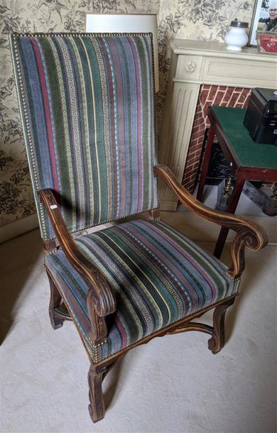 null Deux fauteuils en bois teinté mouluré de style Louis XIII ; on y joint une table...