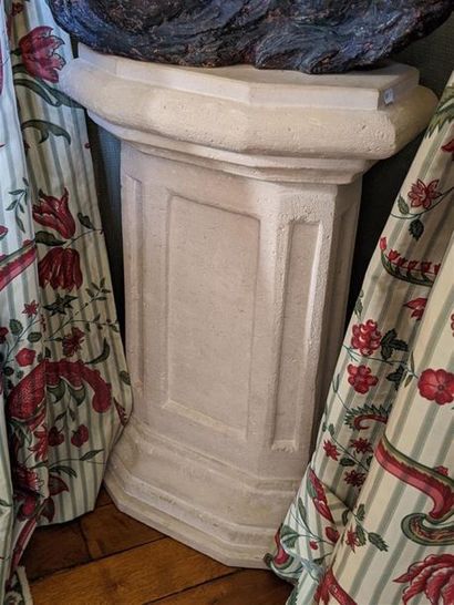 null Octagonal SELET in carved limestone Modern

work Height: 61 cm