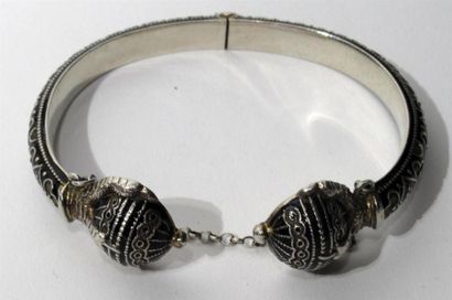 null Bracelet jonc rigide articulé en argent niellé (875°/°°), à décor de serres...