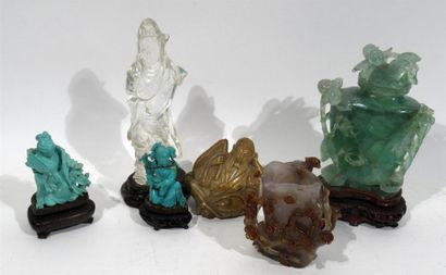 null Lot de 6 pierres dures sculptées, Chine, XXe, dont une Guanyin en cristal de...