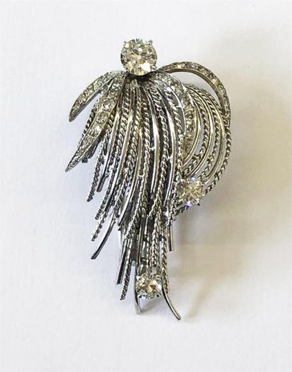 null Broche clip en or gris (750e, poinçons cheval et hibou) ornée de trois diamants...