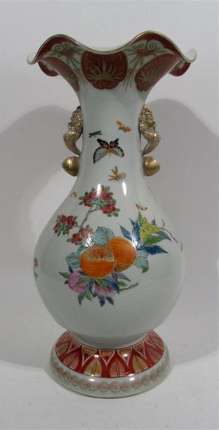 null VASE de forme balustre en porcelaine à décor de pivoines, papillons et oiseaux...
