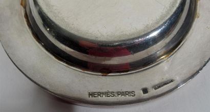 null HERMES Paris
Cendrier rond en métal argenté à décor d'un fer à cheval
Diam,...