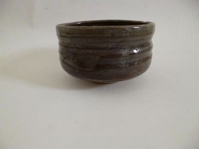 null Chawan raku à couverte noire grisée avec signature de l'artiste incisée en forme...