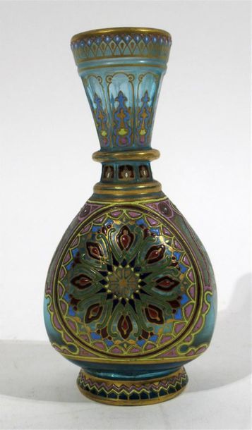 null JOSEPH & LUDWIG LOBMEYR (XIX-XXème)
Vase en verre translucide à corps pansu...