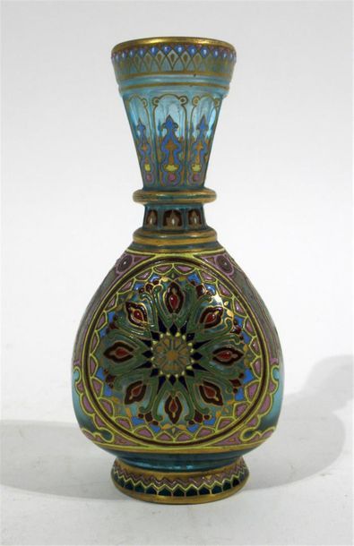 null JOSEPH & LUDWIG LOBMEYR (XIX-XXème)
Vase en verre translucide à corps pansu...