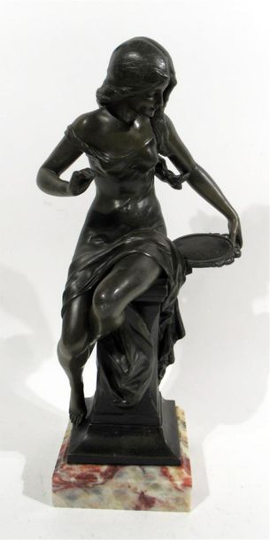 null Sculpture en régule patiné représentant une jeune fille au miroir
Socle en marbre
Vers...
