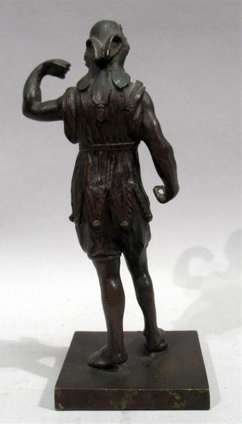 null Petite sculpture en bronze à patine brune représentant un chasseur (?) vêtu...