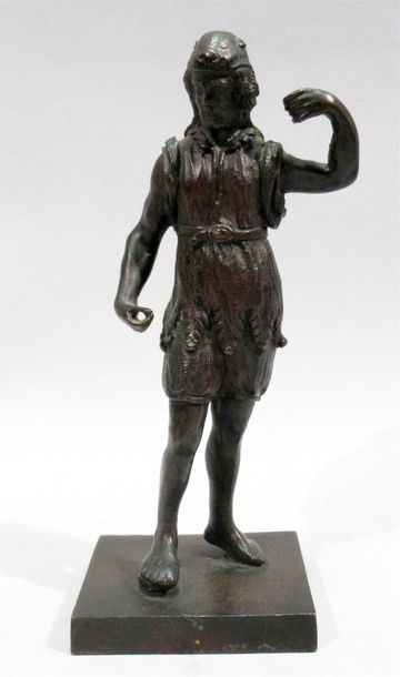 null Petite sculpture en bronze à patine brune représentant un chasseur (?) vêtu...