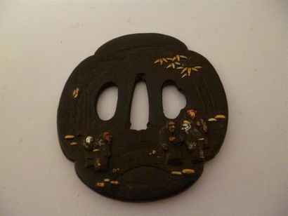 null Tsuba MOKKO GATA en fer incrusté d'or, d'argent, de cuivre, à décor de philosophes...