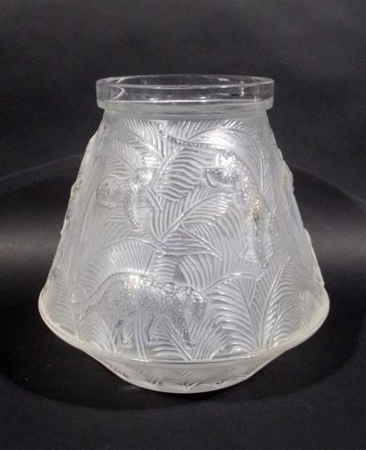 null LALIQUE France
Vase en verre presse-moulé satiné à décor en relief de panthères...