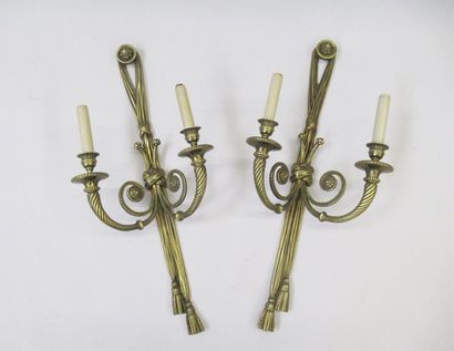 null PAIRES D'APPLIQUES en bronze doré éclairant à deux bras de lumière torsadés,...