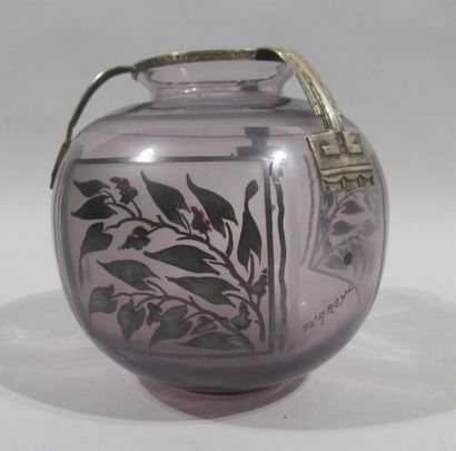 null D'ARGYL 
Vase de forme boule en verre mauve à décor argenté de rinceaux feuillagés...