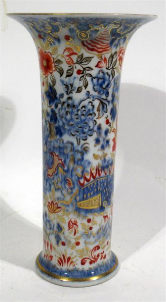 null JAPON, XXe
Vase "rouleau" en porcelaine à col évasé à décor imari de fleurs.
Haut....