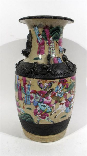 null CHINE - NANKIN 
Vase en grès à décor de guerriers, les anses en relief figurant...