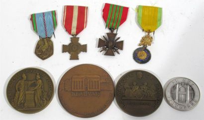 null LOT DE 4 DECORATIONS dont "République française guerre 1939-1945" "Croix de...