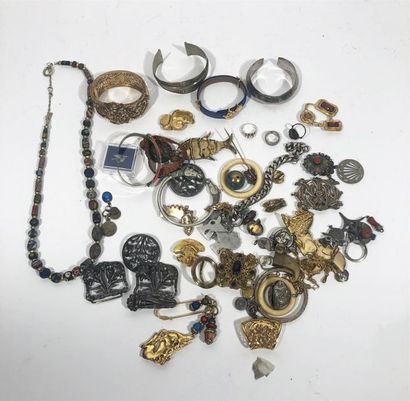 null Lot de bijoux fantaisie composé notamment de bracelets, broches, bagues, colliers,...