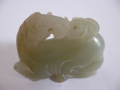 null Petite sculpture en jade représentant un cheval allongé, tête tourné vers la...